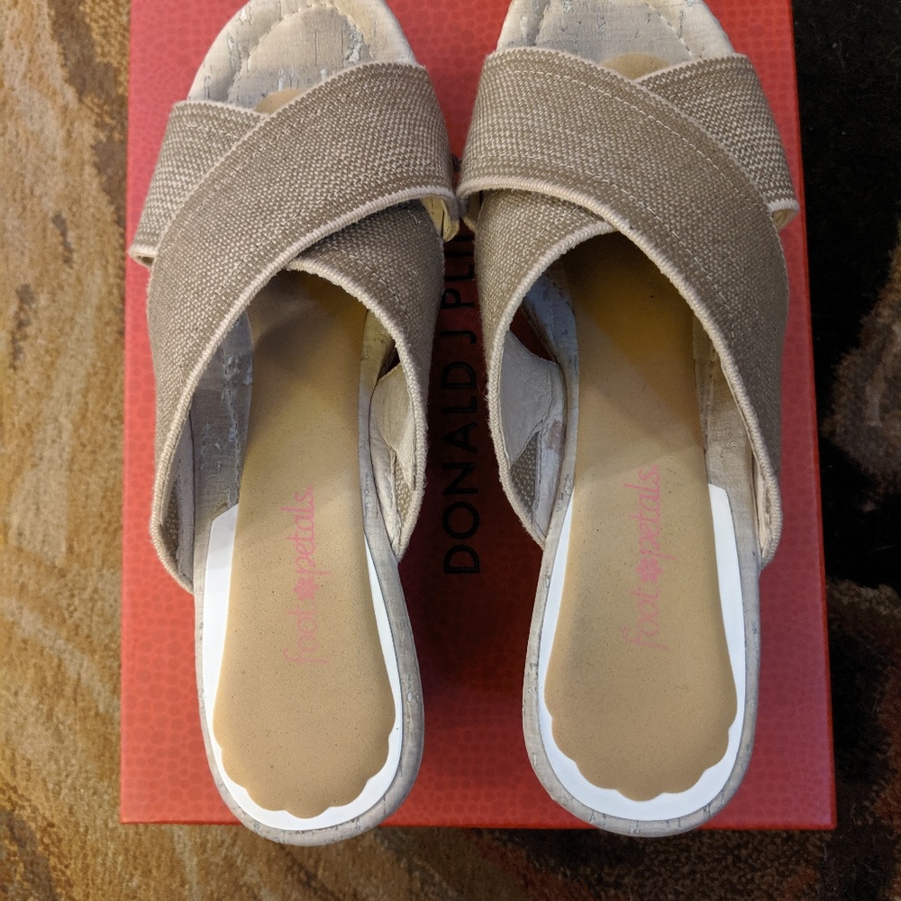 Donald J Pliner Wedge Heel 7N